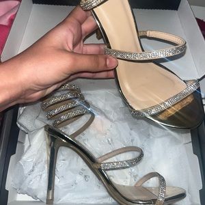 Gold / sparkly spring up heels. Size 7.5 and perfect for any special occasion